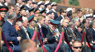 На параде Путин не пожал руку Николаю Лукашенко, хотя они вместе играли в хоккей