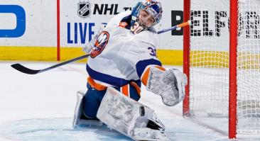 Российский вратарь «Айлендерс» Сорокин получил удаление в своем дебютном матче плей-офф НХЛ