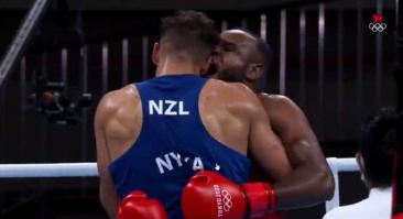 Боксёр из Марокко попытался откусить ухо сопернику на Олимпиаде в Токио. Видео