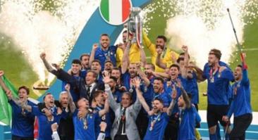 Видео встречи болельщиками выигравшей Евро-2020 сборной Италии, капитан команды Кьеллини с короной
