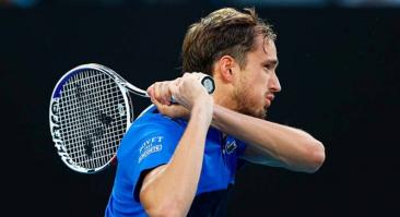 Циципаса насмешила жёсткая перепалка Медведева с судьей во время матча Australian Open