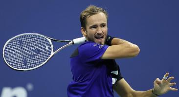 Медведев вышел в полуфинал Australian Open после сумасшедшего камбэка в матче с Оже-Альяссимом